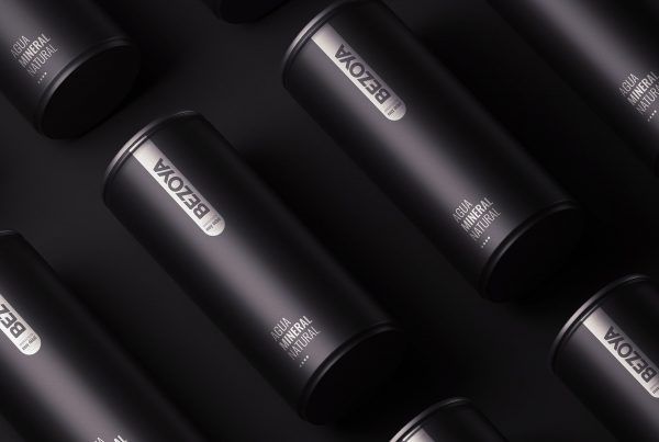 Bodegón de latas negras de agua Bezoya con fondo negro
