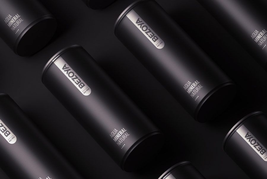 Bodegón de latas negras de agua Bezoya con fondo negro