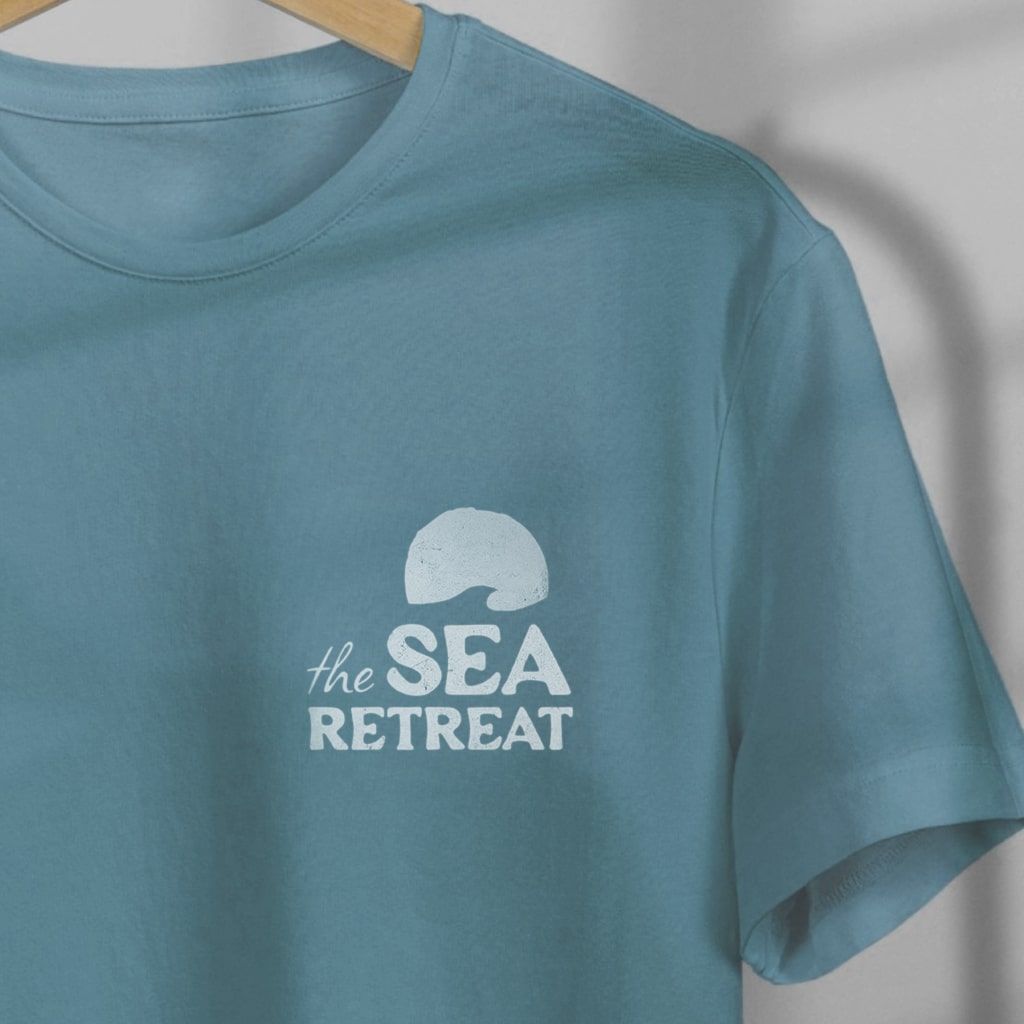 Diseño frontal de camiseta azul turquesa para el alojamiento The Sea Retreat
