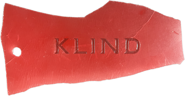 Residuo costero de color rojo grabado con el logotipo de la marca KLIND.
