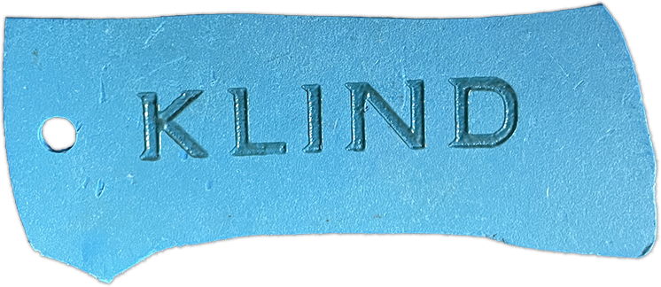 Residuo costero de color azul grabado con el logotipo de la marca KLIND.